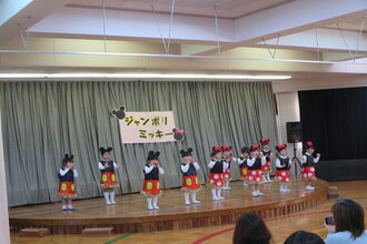 『ジャンボリーミッキー』を踊る年少児