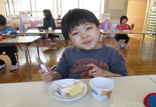 ケーキを食べてにこにこ笑顔