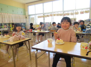 おいしそうにケーキを食べています