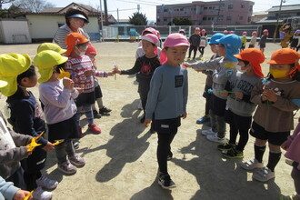 年中児と年少児の作った花道を通る年長児