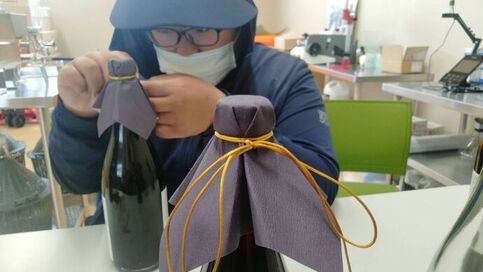ワインの包装作業の写真