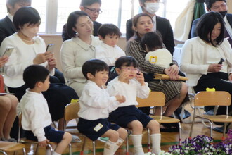 手遊びをする新入園児