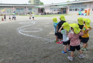 2チームに分かれてへびじゃんけんゲームをしています