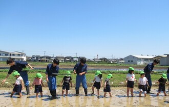 田んぼの中に入った子どもたち