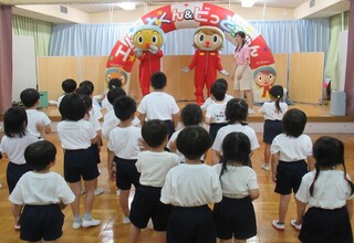 エムっとくん登場に大喜びの子どもたち