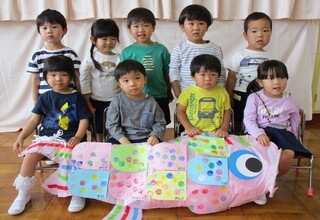 もも組さん みんなで作ったこいのぼりを持って記念撮影