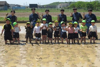 田植えを終えて高校生と記念写真