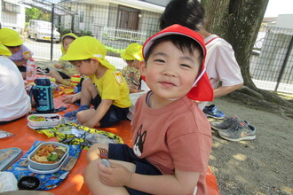 お弁当を食べている年少児