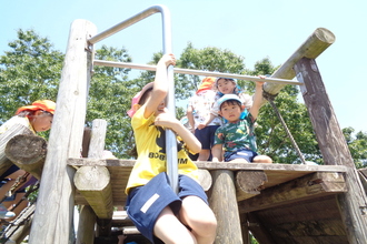 公園の遊具で遊んでいる園児