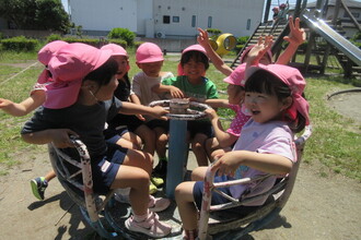 公園の遊具で遊んでいる園児