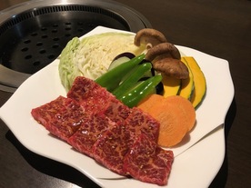 焼肉と焼野菜の写真