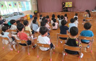 交通安全の紙芝居を見ています