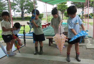 みどり組さん　傘を閉じて上手に巻いています