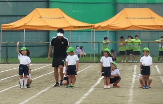 スタートラインに立って一人ずつ名前を呼んでもらっています