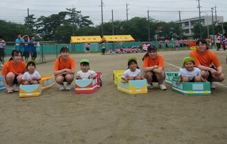 高校生の障害物競走に、電車ごっこで参加する子どもたち