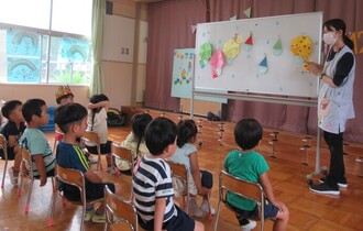 お楽しみシアター「だれの傘かな?」が始まりました。