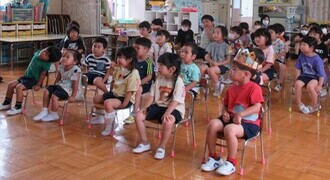 だれの傘かな?見入っている子どもたち