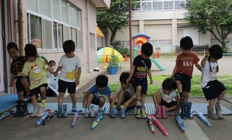 もも組さん、今度は長靴を履いて園庭を歩いてみよう