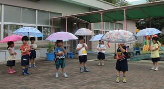 もも組さん まっすぐ傘差せています