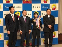 写真：会場での記念撮影の様子