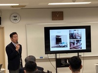 写真：会場での挨拶の様子