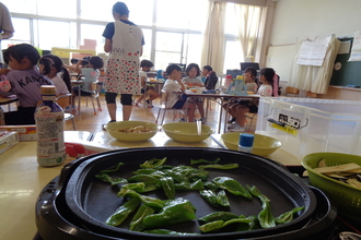 収穫した野菜をクッキングしている年長児