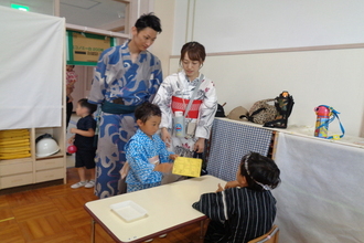 お店屋さんのコーナーに来ている親子