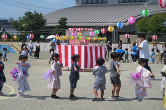 盆踊りを踊っている園児たち