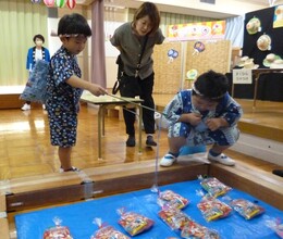 みどり組さんは釣り具の紐が長いものでチャレンジしています