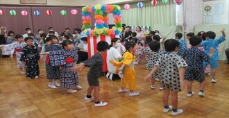 やぐらを囲んで盆踊りを踊っています