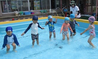 もも組さん初めてのプール大はしゃぎ、水かけっこ気持ち良さそう