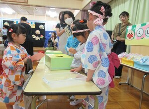 夏まつりカードを持ってくじ引き屋さんにやってきました