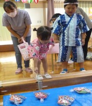 もも組さん、お菓子釣りにチャレンジしています