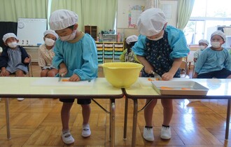 一生懸命、にんじんを切っています