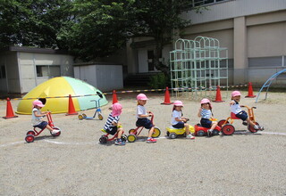 三輪車に乗ってみんなでサイクリングをしています