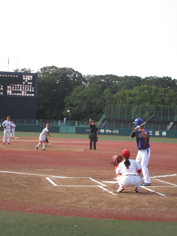 写真：一般応募者による始球式1