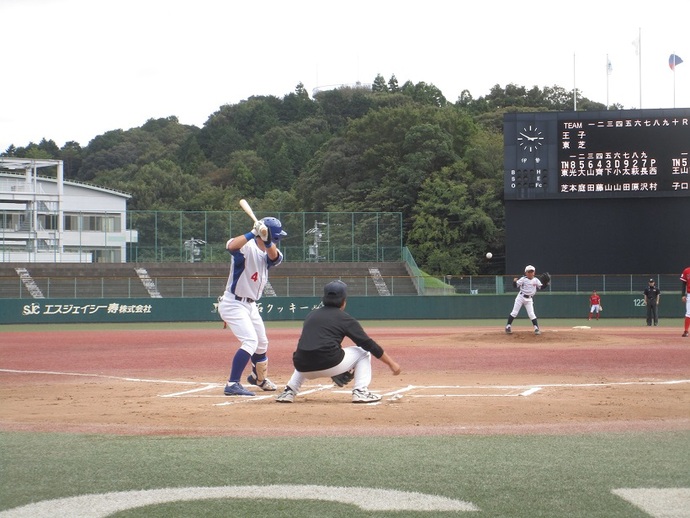 写真：一般応募者による始球式2