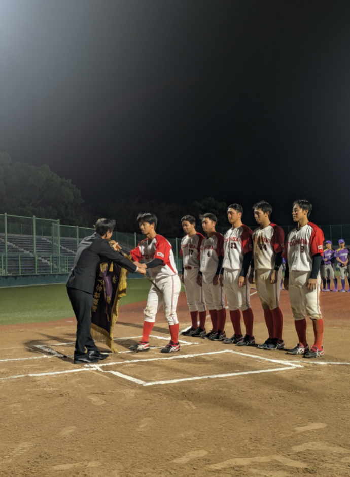 写真：優勝旗授与