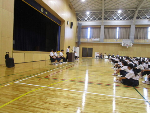 立会演説会の様子の写真