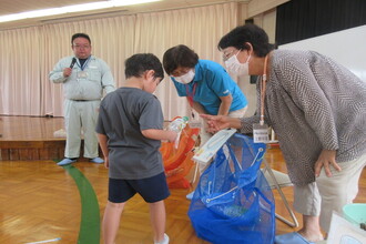 ごみの分別をする年長児