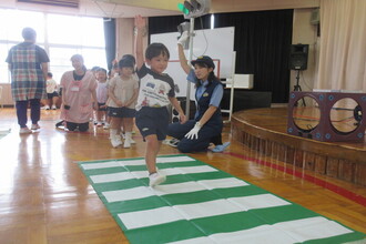 模擬横断歩道を渡る年中児