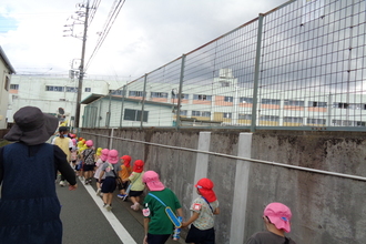 小学校の横を通る園児