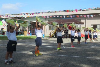 もも組さん、おさるのお面をかぶってダンス