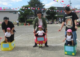 動物列車に乗って嬉しそう