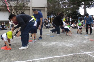 お父さんと手をつないで嬉しそう