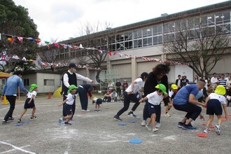 めくって　めくられて　親子でがんばっています