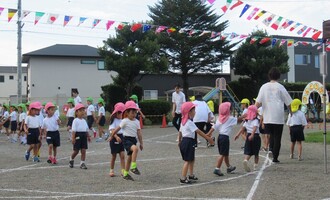 開会式に向けて、みんなで入場行進しています