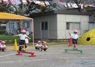 もも組さん、平均台にチャレンジしています