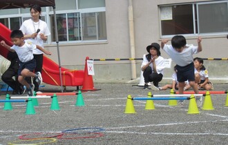 き組さんも運動チャレンジ。まずはハードル跳びをしています