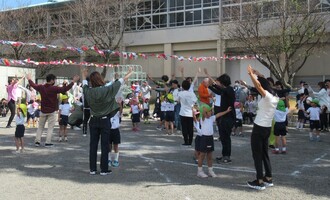 お母さん、お父さんと一緒にダンス楽しそう